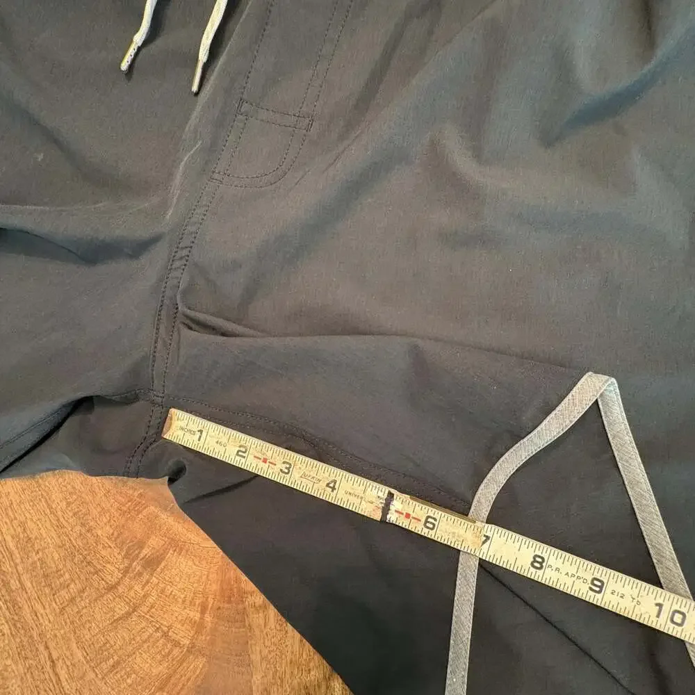 Vuori Shorts Mens 2XL Gray Athletic 7 Inch Inseam Zip Pocket Gym Running